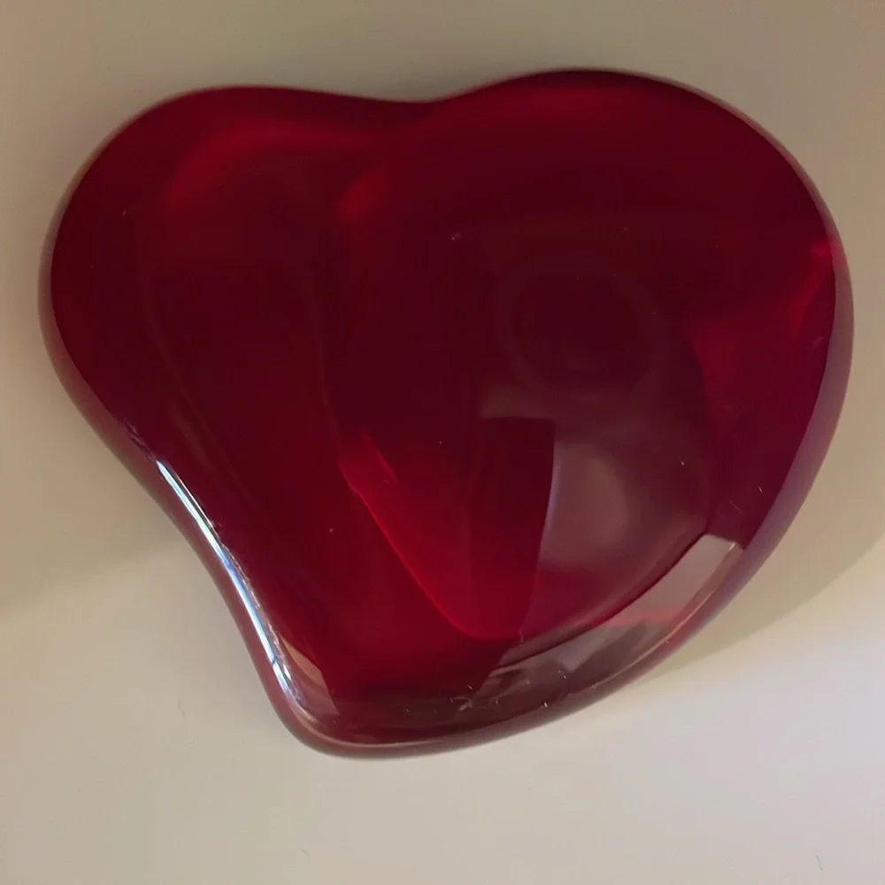 TIFFANY & COMPANY  RED GLASS ART HEART WITH GLOSSY FINISH - Picture 2 of 4